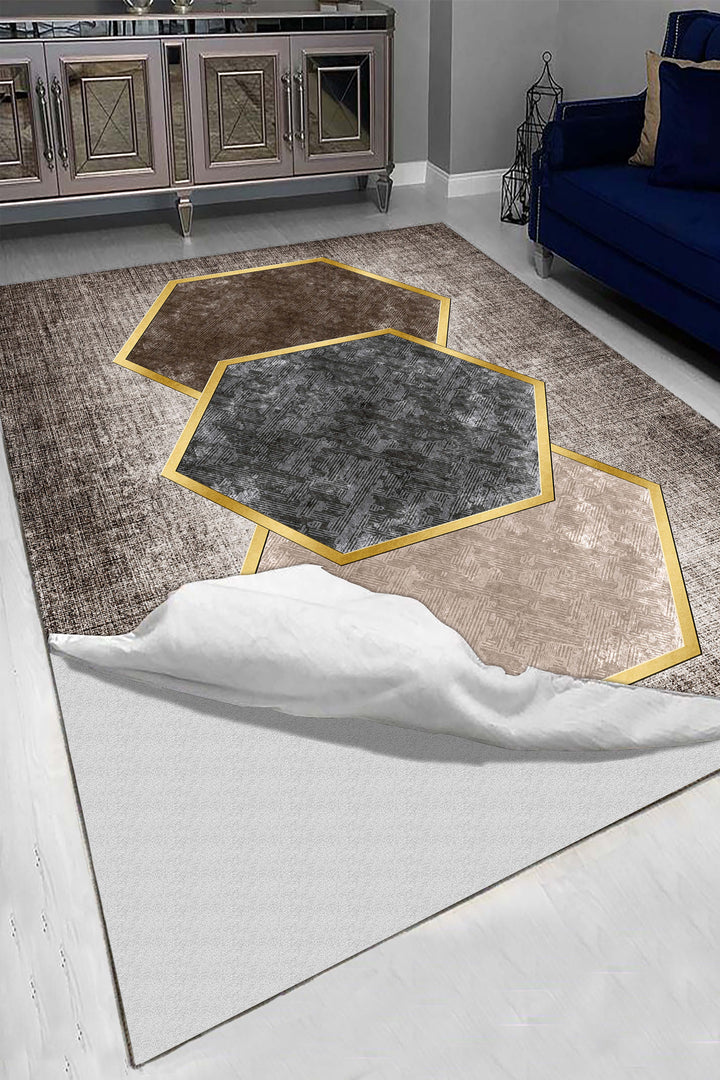 Modern Kahve Tonlarında Geometrik Desenli Halı Örtüsü – Kaymaz, Yıkanabilir, Altın Detaylı