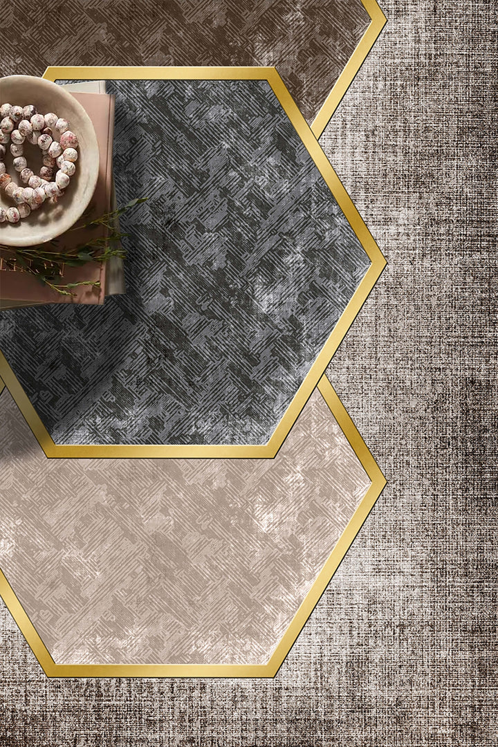Modern Kahve Tonlarında Geometrik Desenli Halı Örtüsü – Kaymaz, Yıkanabilir, Altın Detaylı