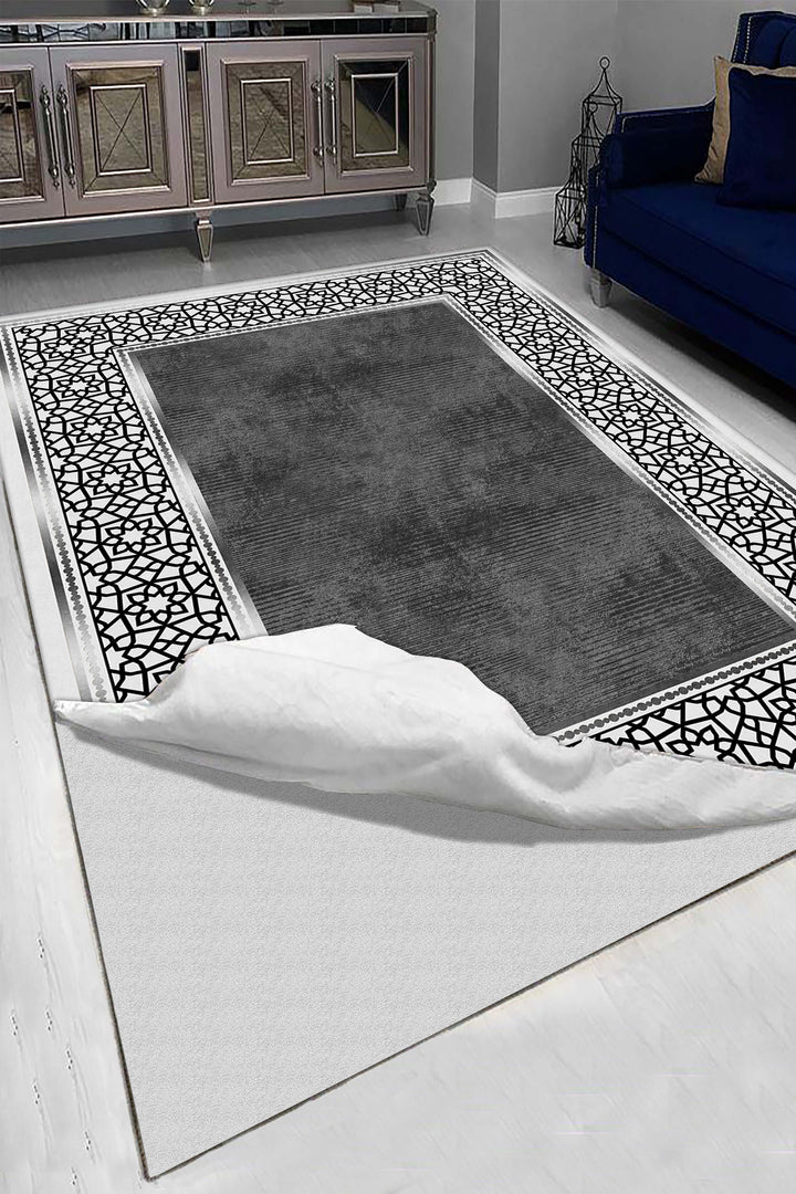 Siyah Beyaz Geometrik Desenli Klasik Halı Örtüsü – Kaymaz Taban, Yıkanabilir, Şık Bordürlü Tasarım