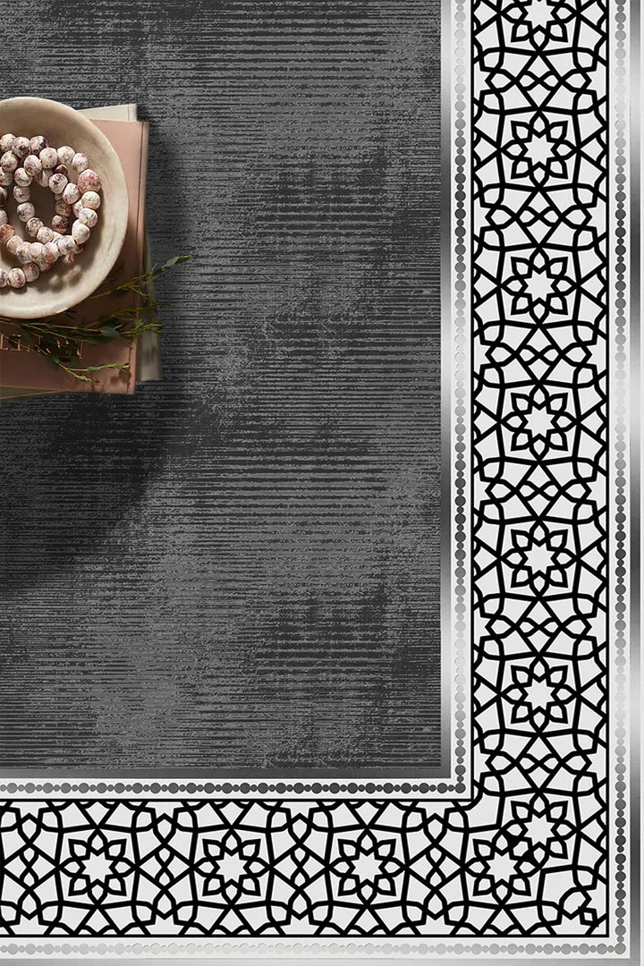 Siyah Beyaz Geometrik Desenli Klasik Halı Örtüsü – Kaymaz Taban, Yıkanabilir, Şık Bordürlü Tasarım